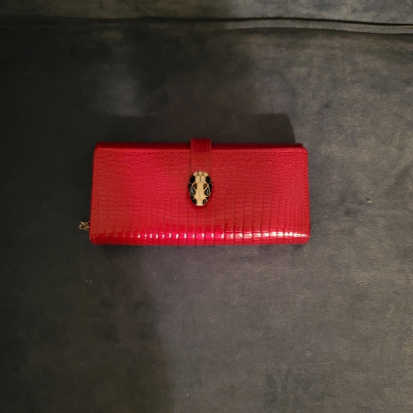 Red wallet with chain - Picture 2 of 6